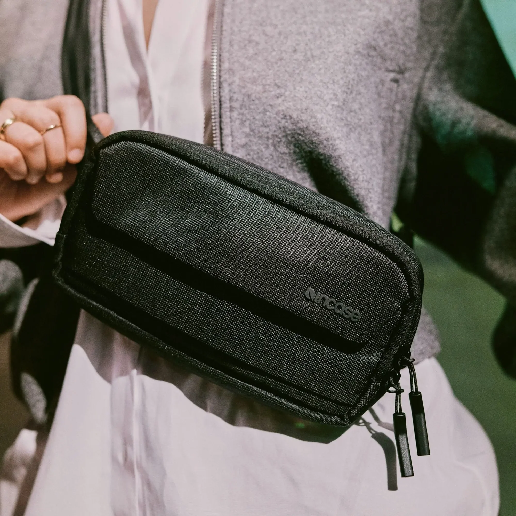 Incase Crosstown sling bag - Image 4
