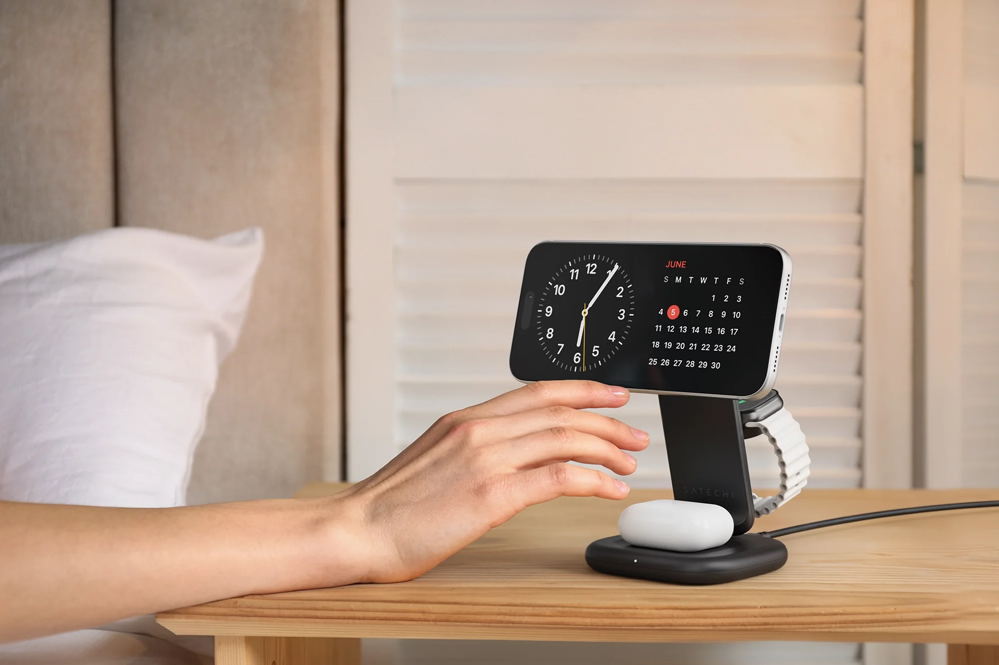 Satechi 3-in-1 Foldable Qi2.2 wireless charging stand (25W) - Image 17