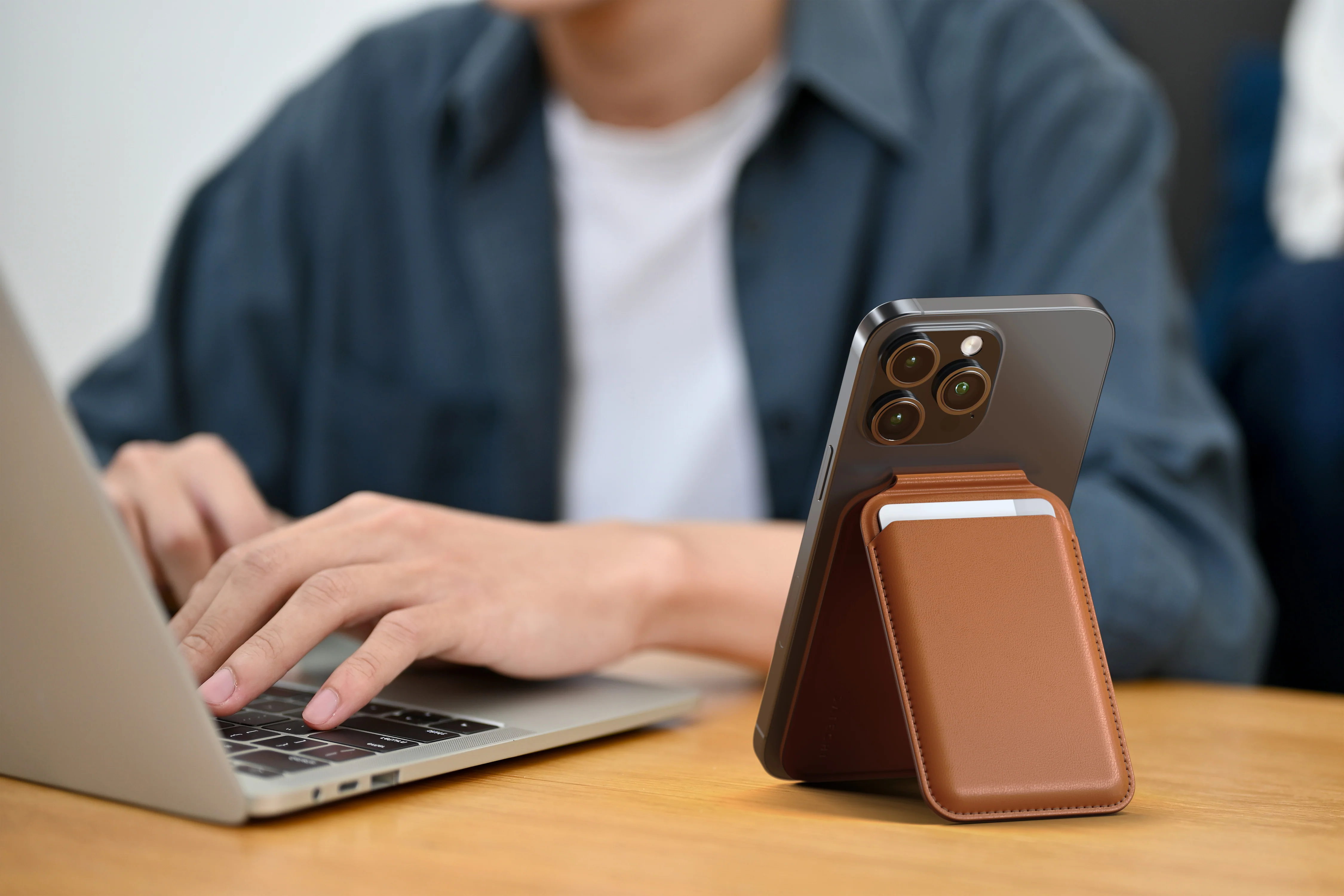 Satechi Magnetic wallet stand - Image 10