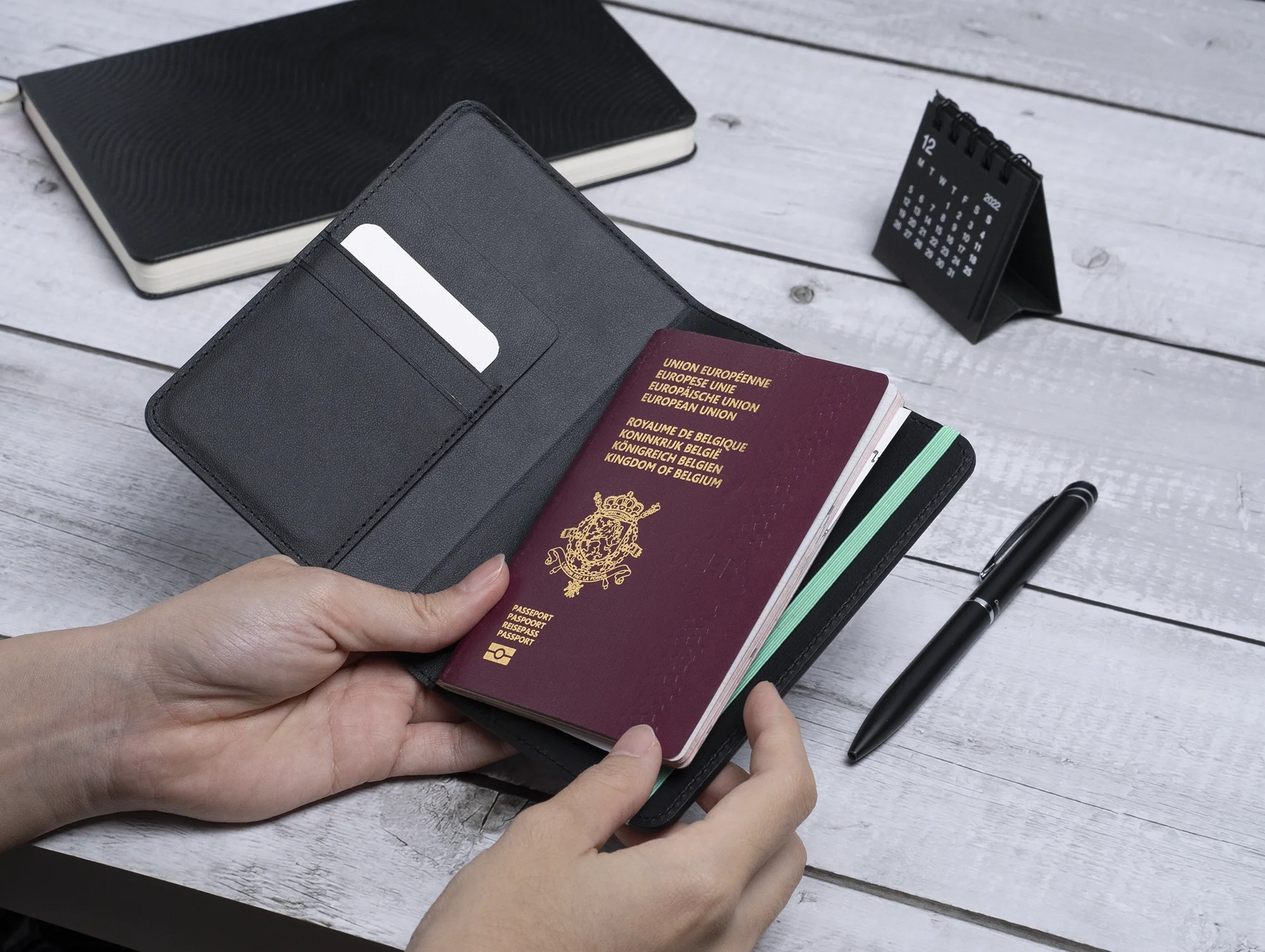 Scapade AirPass passport wallet with Find My - Image 6